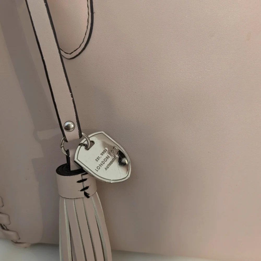 London Fog Pale Pink Leather‎ Handbag With Pockets